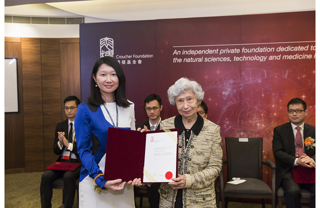趙教授於2016年獲楊紫芝教授頒發裘槎優秀醫學科研者獎。
