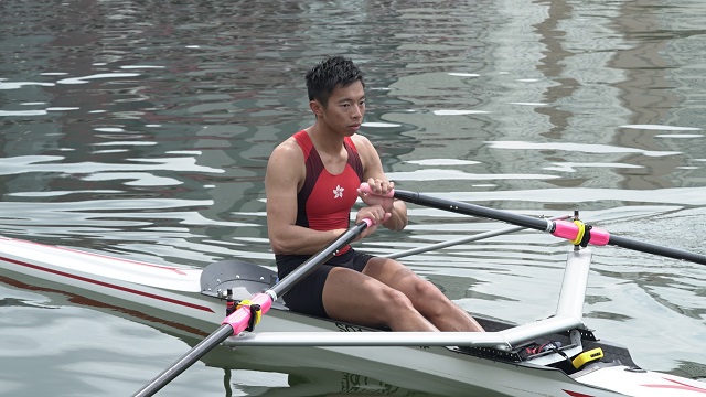 雅加達巨港亞運賽艇項目銀牌得獎者 - 香港划艇隊代表隊員趙顯臻，大力讚賞划艇隊服。