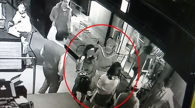 3名香港女遊客聖誕節遊台灣期間,在台北知名魚市場「上引水產」涉偷近千元海鮮並躲入廁所食,被當場人贓並獲送警署。3名女子向台警辯稱因飲醉酒不知規矩,才「忘記要付錢」。 據台灣傳媒報道,3名分別25歲徐姓、22歲莊姓、21歲廖姓的香港女子,23號到台灣出席朋友婚禮,原定25號返港。3人在上周六晚(24日)到民族東路「上引水產」魚市。她們先在市場閒逛,然後趁店員不為意偷走雪櫃內3隻牡丹蝦、3隻大鮑魚和6隻生蠔,再有講有笑入女廁大快朵頤。 吃完第一輪後,3女若無其事再返回市場重施故技,偷走3隻牡丹蝦、3隻大鮑魚和