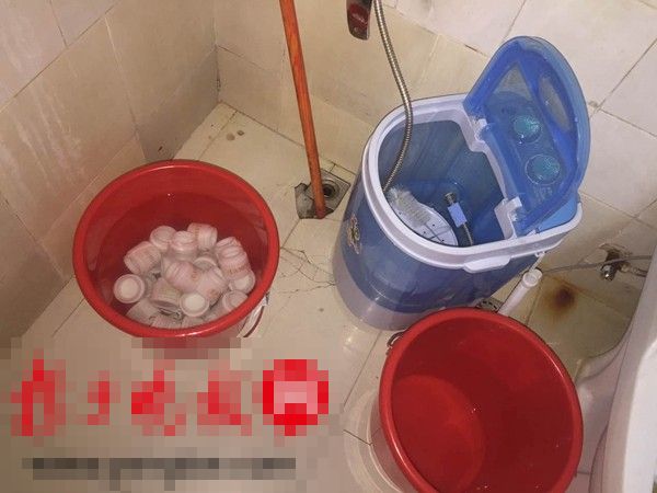 不法商販在馬桶邊的垃圾桶內清洗化妝品空樽。