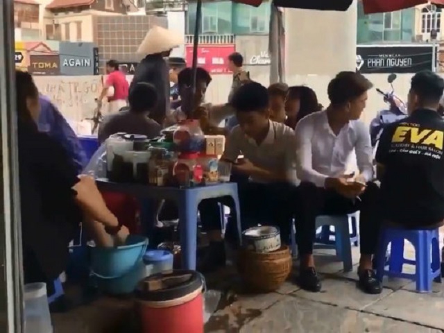 網上熱傳越南街邊檔,老闆娘將洗腳水給客人飲用。影片截圖
