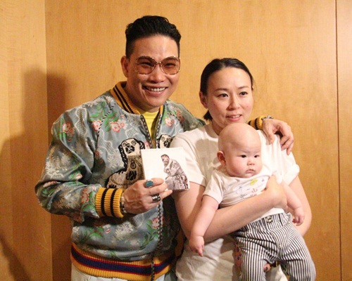 蘇康有老婆同囝囝撐場