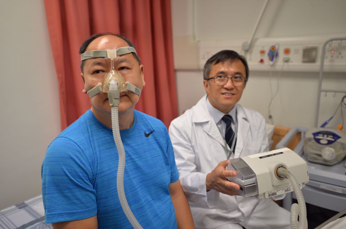 羅先生(左)睡眠質素改善,但每晚睡覺仍需佩戴呼吸機輔助。