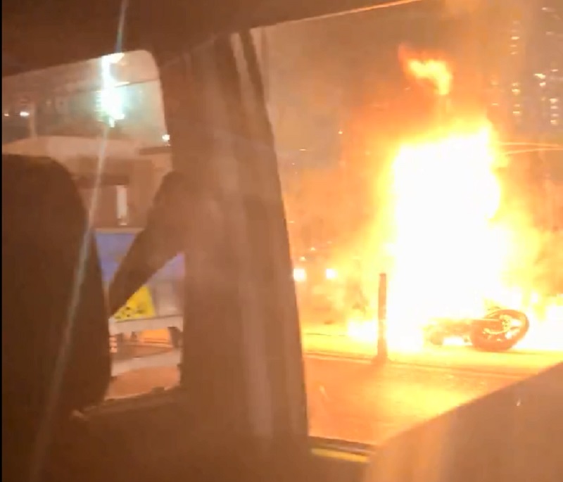 電單車陷入火海。突發事故報料區