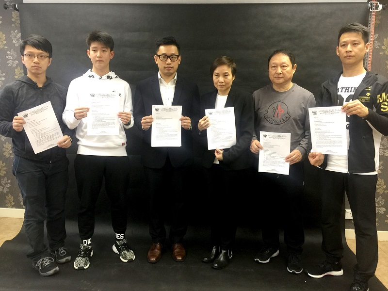 鄧頌基(右),昨聯同3位現任空手道總會執委會見記者,就空總呈交港協的改善方案提出質疑。