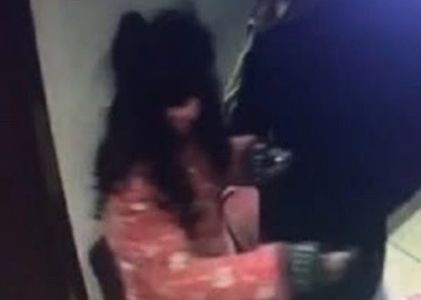 大叔戴上假髮,穿上女裝睡衣,走進澡堂偷窺。(網圖)