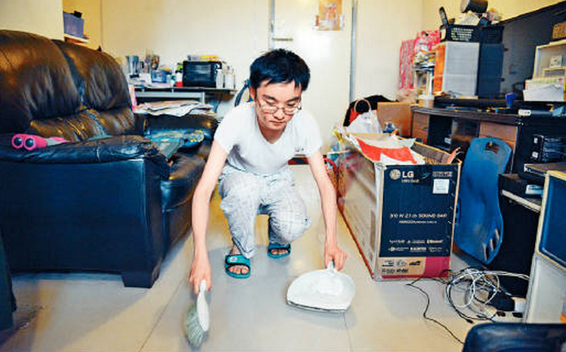 旁人說,瑋仔變傻仔了,媽媽氣憤卻又沉着,用時間教曉瑋瑋擦牙、換衫、控制情緒。