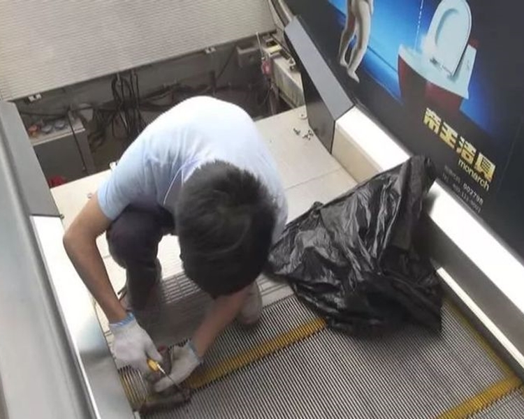 工作人員花了不少時間才將卡住的蛇取出。網圖