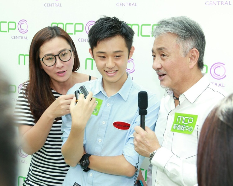 鍾淑慧與吳岱融圍住兒子受訪。