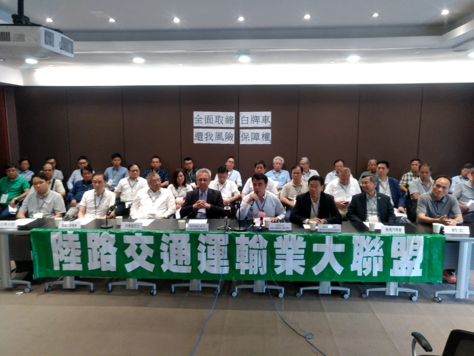 由30多個團體組成的陸路交通運輸業大聯盟向運輸及房屋局請願。