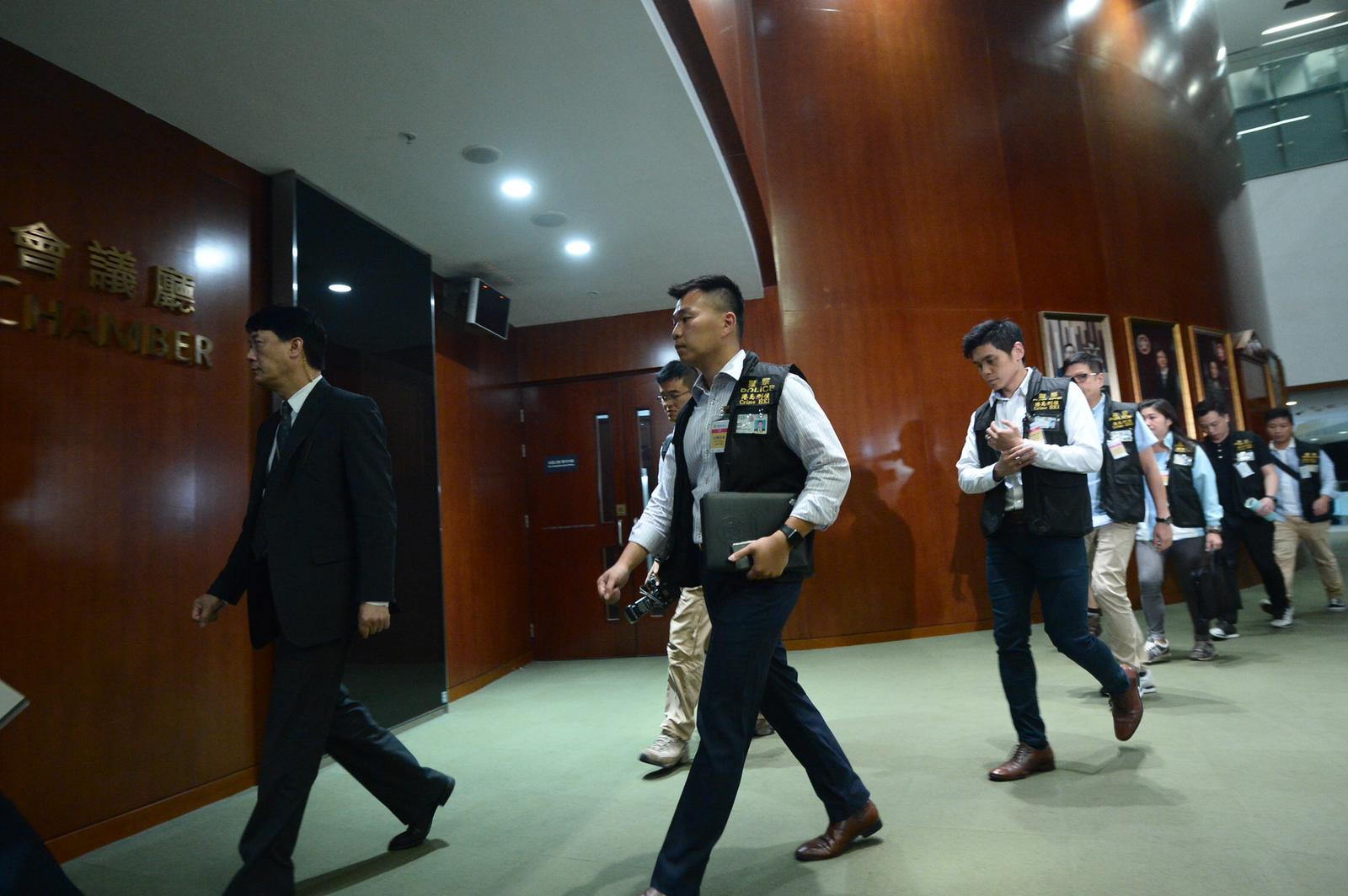 立法會秘書處報警後,警方進場搜證。