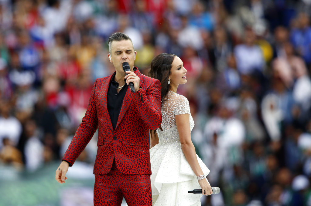 英國著名歌手羅比威廉斯(Robbie Williams)及俄羅斯國寶級女高音艾依達獻唱。AP圖片