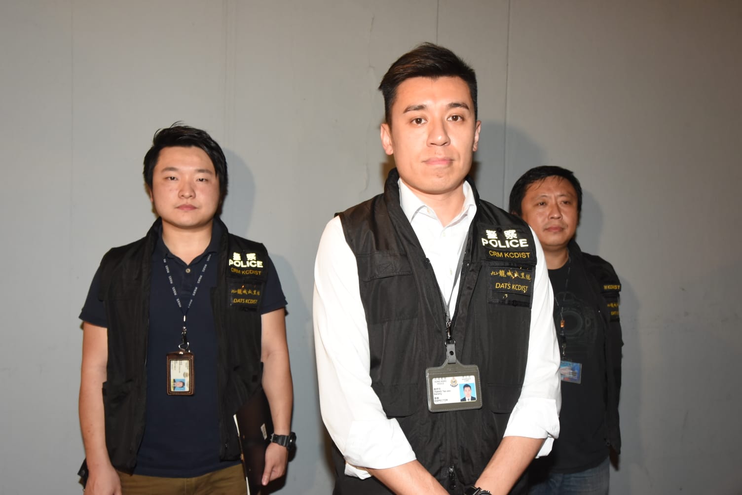九龍城反黑組督察曾梓祐(前)講述案情。
