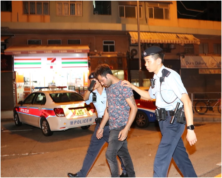 警方拘捕其中一名男子。
