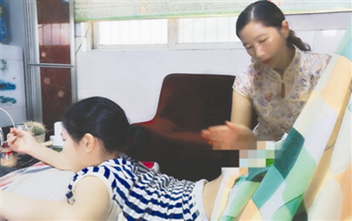 母親看見女兒的痛苦心如刀割,堅次每日為女兒按摩。網圖
