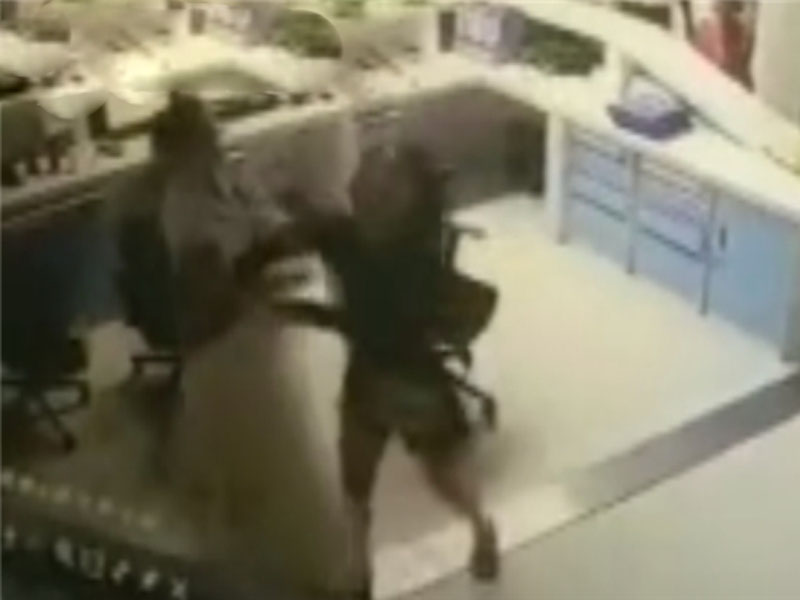 惡女打尖不成,衝入櫃台毆打醫護人員。(網圖)