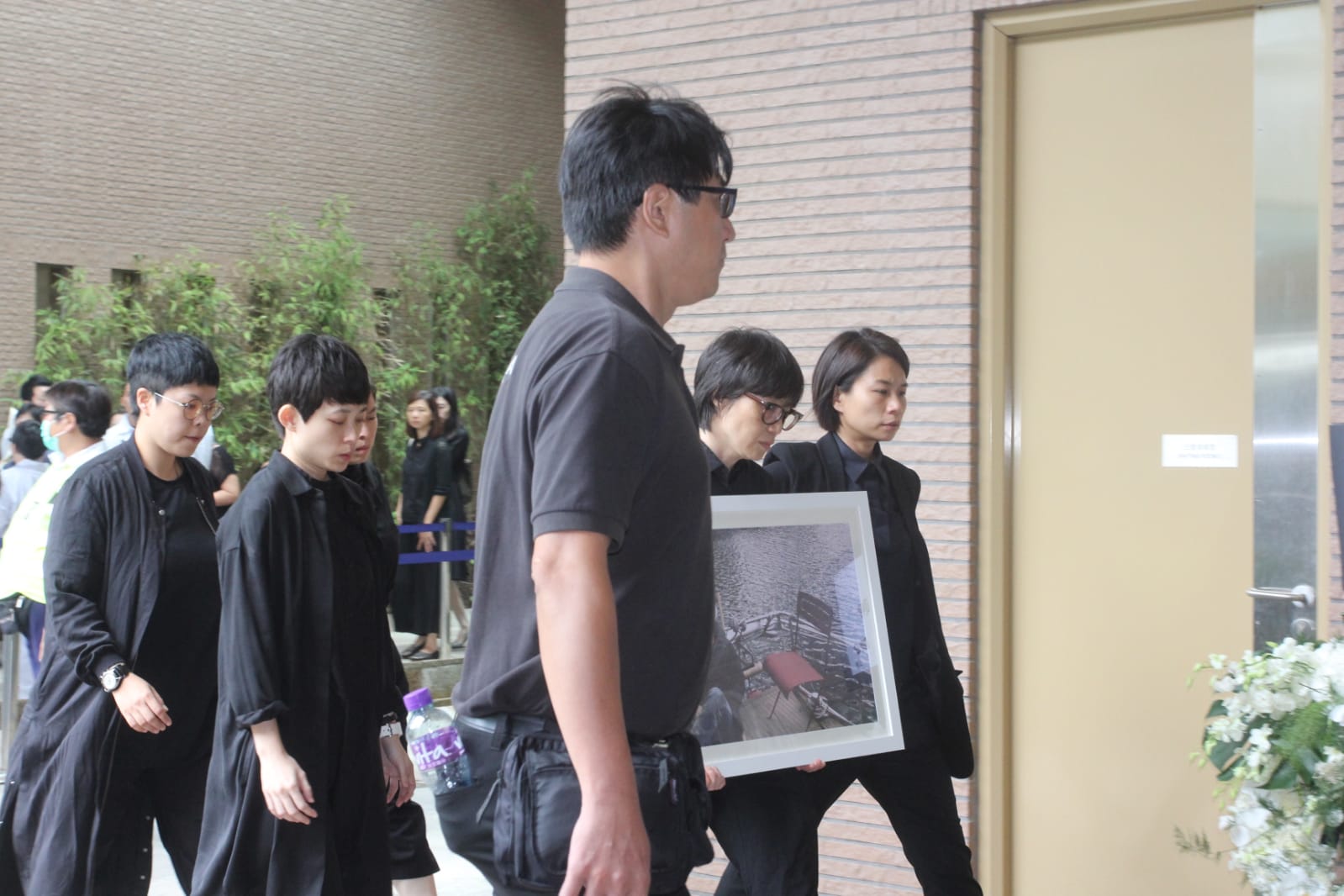 盧凱彤(Ellen)於本月5日在跑馬地寓所墮斃,終年32歲。今早在香港殯儀館出殯,白色靈柩上放置了木結他,運入佈滿白蘭花的靈車內;消瘦的遺孀余靜萍捧著Ellen遺照,坐在靈車內,旁邊有林二汶和助手Jelly陪伴,齊到達歌連臣角火葬場。 靈車駛離殯儀館時大批人上前影相令場面混亂,獲警員、便衣警員連保安逾10人幫忙開路,擾攘數分鐘靈車才開出;殯儀館外的天穚上有數十位歌迷目送靈車。約11時半,神情悲傷的余靜萍捧著遺照下車,在親友及林二汶陪同下步入禮堂,何韻詩、林嘉欣在場幫忙打點及等待靈柩運抵。Ellen父母、黃