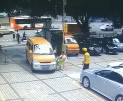 女子先是推小孩撞車,所幸小孩只有擦過車門。(網圖)