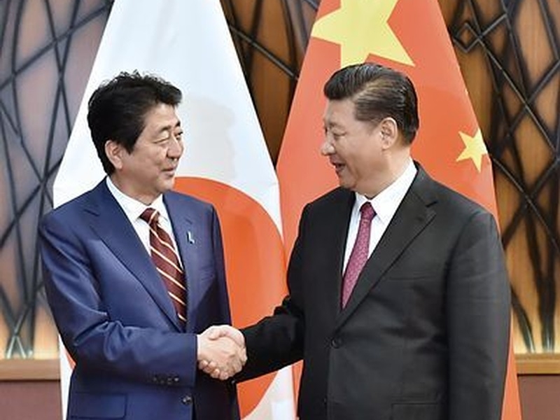 習近平晤安倍時稱中日正處於正常軌道。(資料圖片)