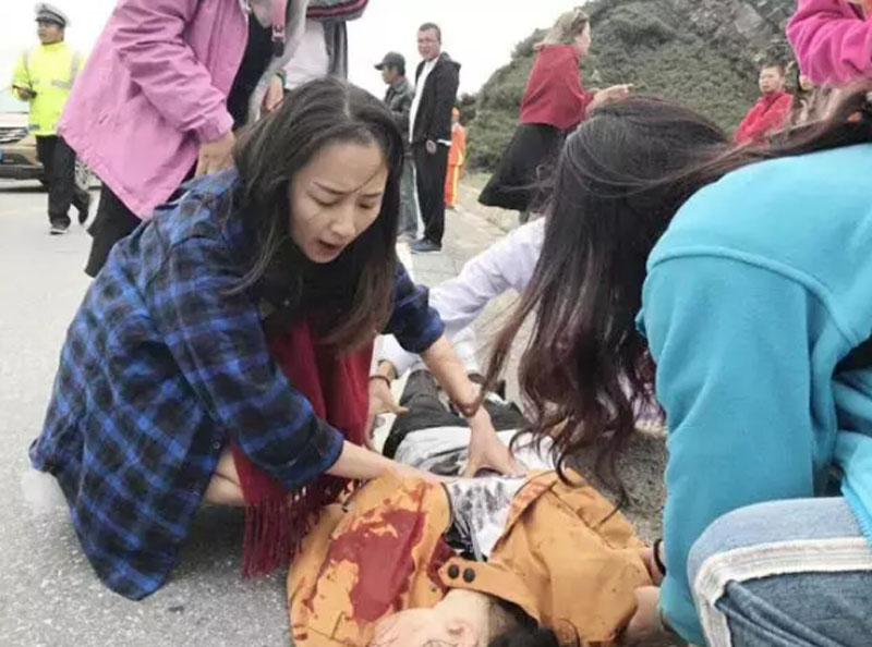 蜜月旅行遇車禍,烈火中「最美新娘」救回了四條命。(網圖)