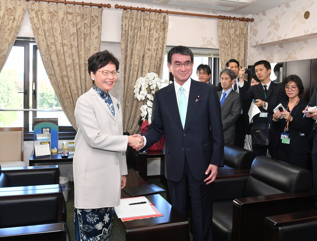 林鄭月娥(左)與日本外務大臣河野太郎(右)會面。政府新聞處