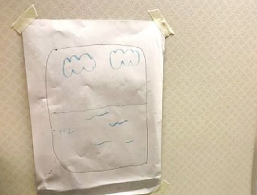 空中服务员将一张画上窗户、白云及海洋的纸张贴在该男乘客的位置旁边。网图