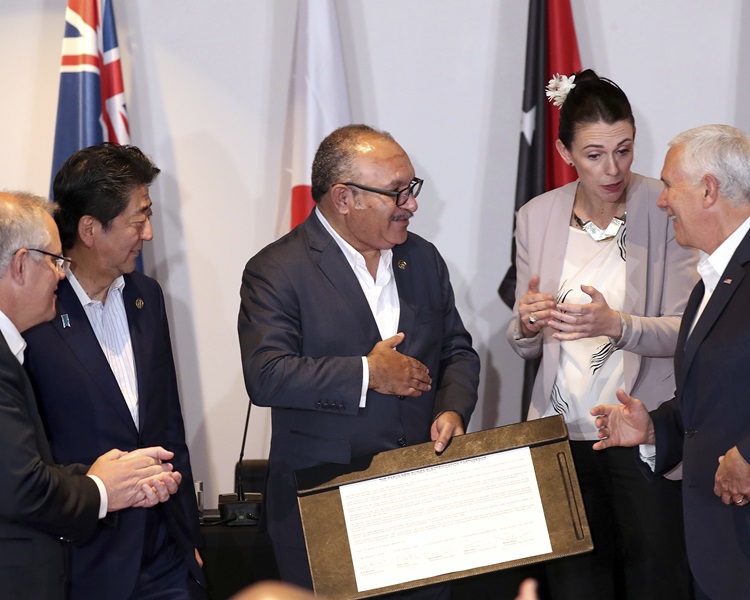 美(右)、新(右二)、日(左二)、澳(左)四國,與巴新簽署興建供電設施的協議。AP