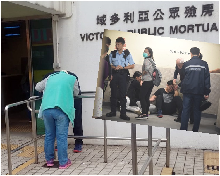兩名死者的兒子(後)在殮房外,倚著欄杆抱頭痛哭,由姑姐安慰。小圖為昨晚現場外情況。