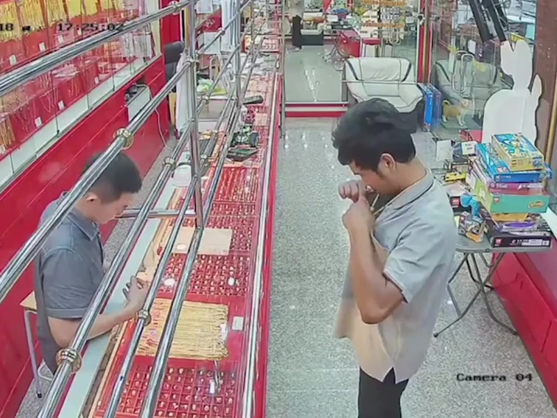 賊人以試戴為由將一條價值數千元的金項鏈戴在頸上,假裝欣賞一會兒後,拔腿就跑。(網圖)