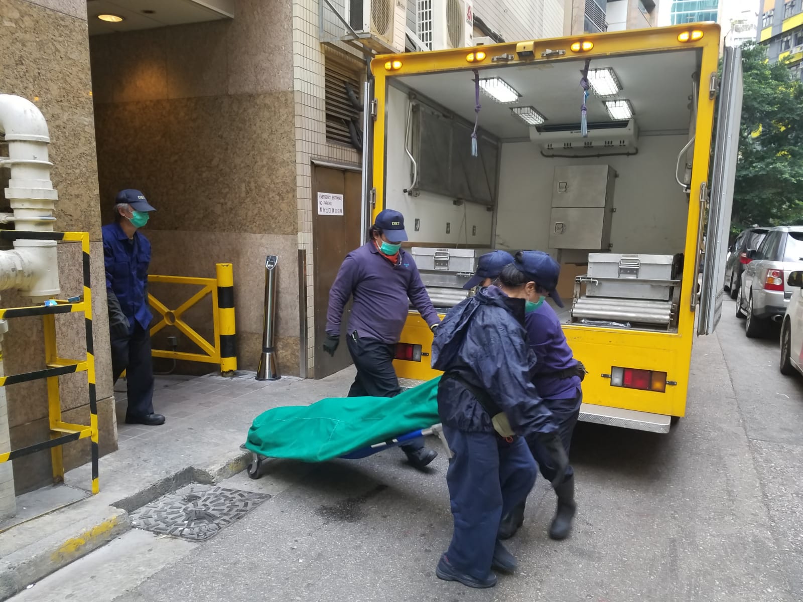 屍體其後由仵工抬屍。