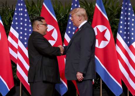 (左起)金正恩與特朗普去年6月在新加坡首次會面,雙方承諾推動朝鮮半島非核化。AP