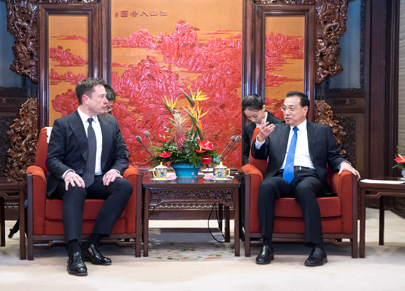 馬斯克表示自己非常熱愛中國,願意多到這裏來;李克強稱可以給予他一張「中國綠卡」。