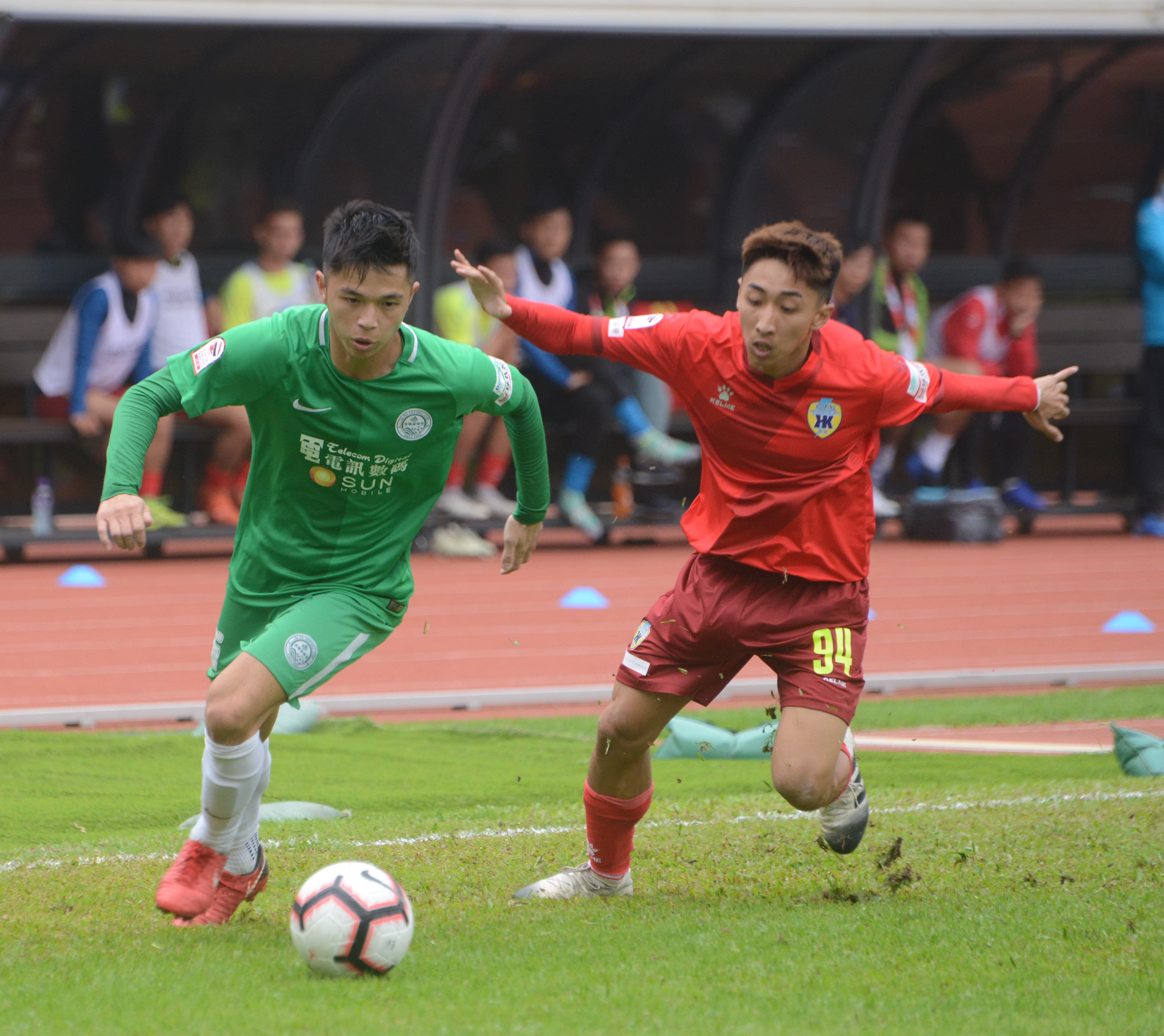 陳肇鈞(綠衫)為和富大埔攻入一球,助球隊以3:0擊敗凱景。馮梓健攝