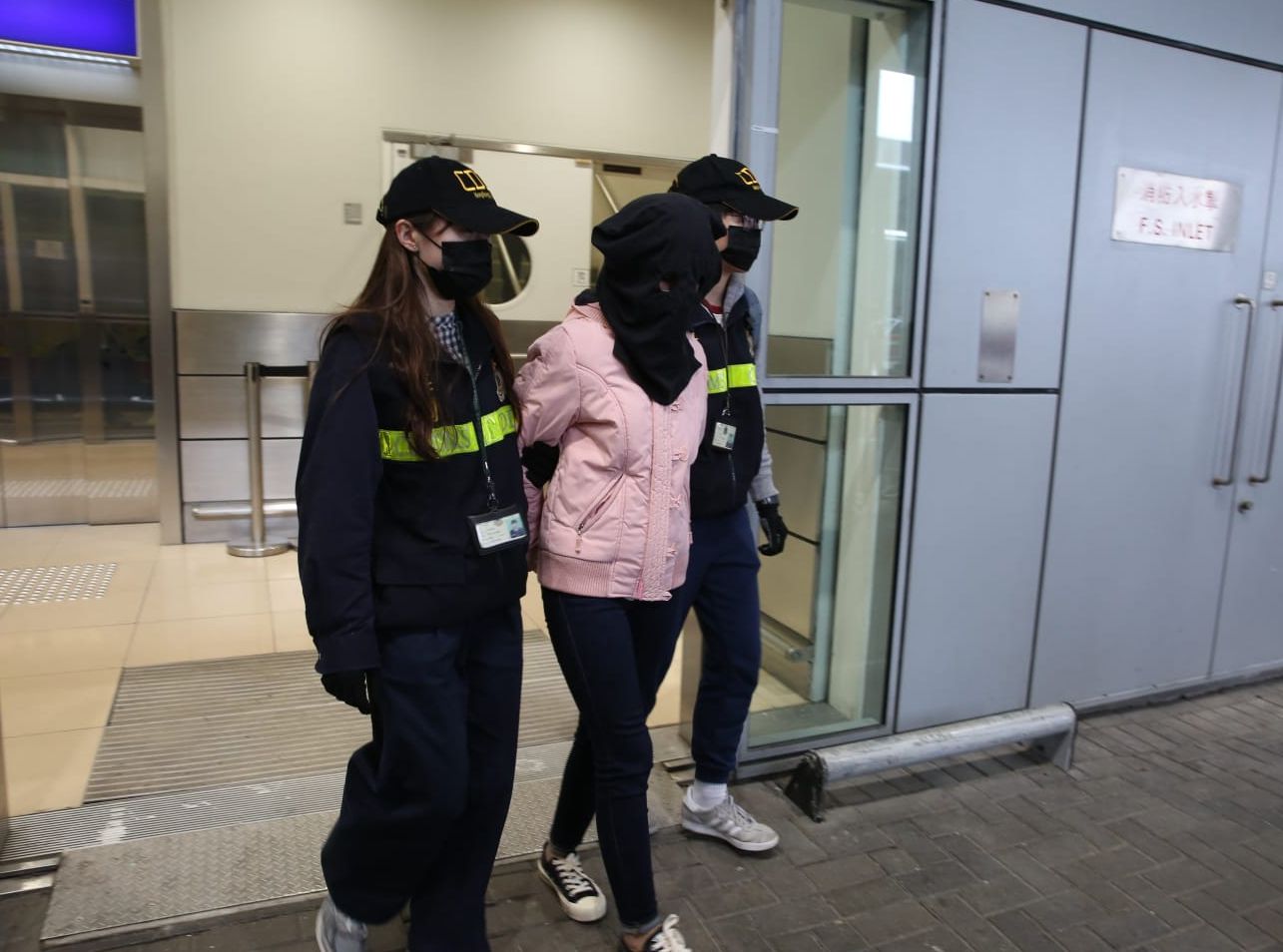 一名女子涉案被捕,現正保釋候查。