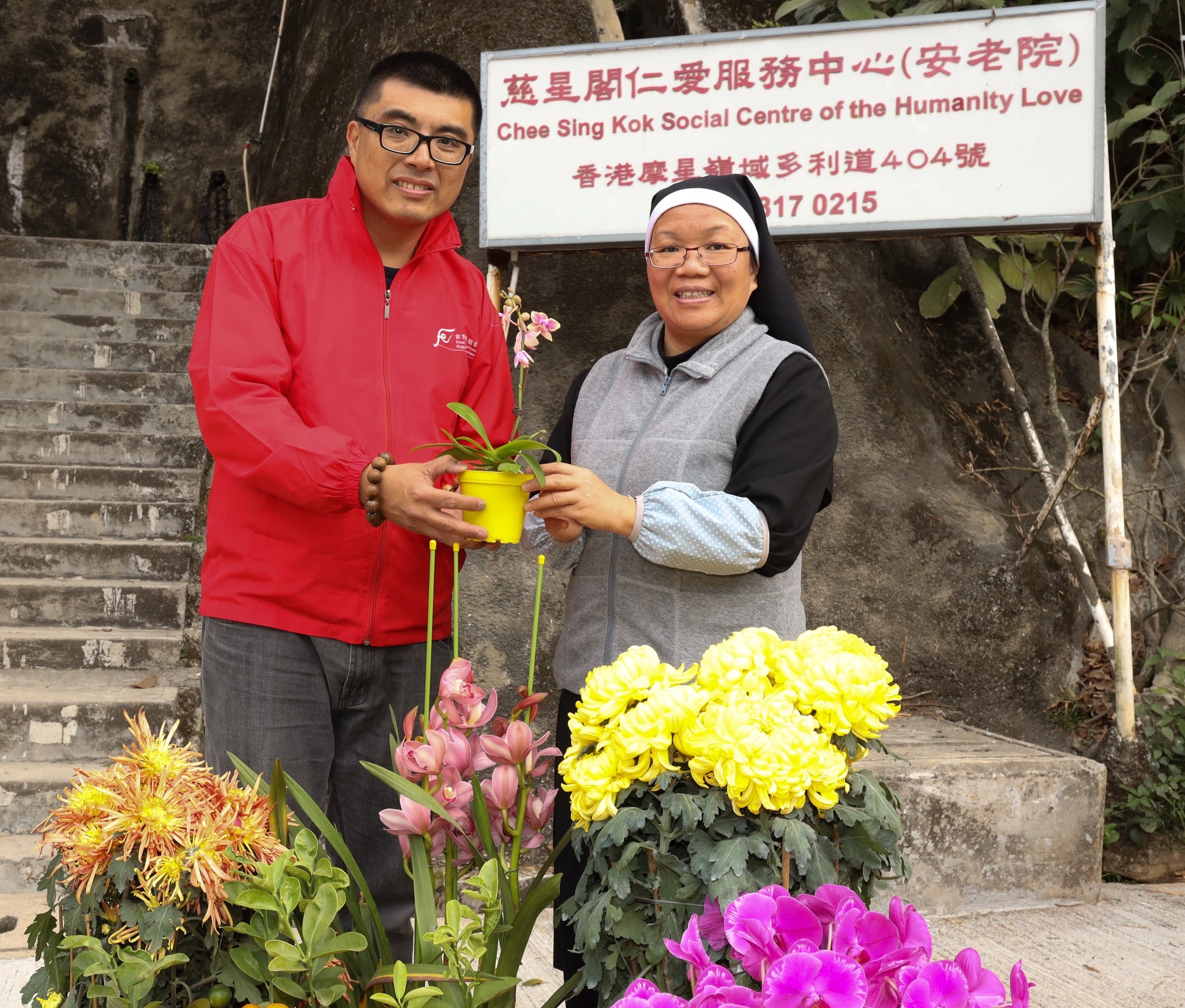 義工隊成員將年花轉送予一所安老院的代表。新聞處圖片