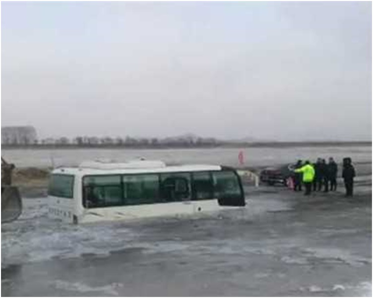 一半車身已陷在冰面下。網圖