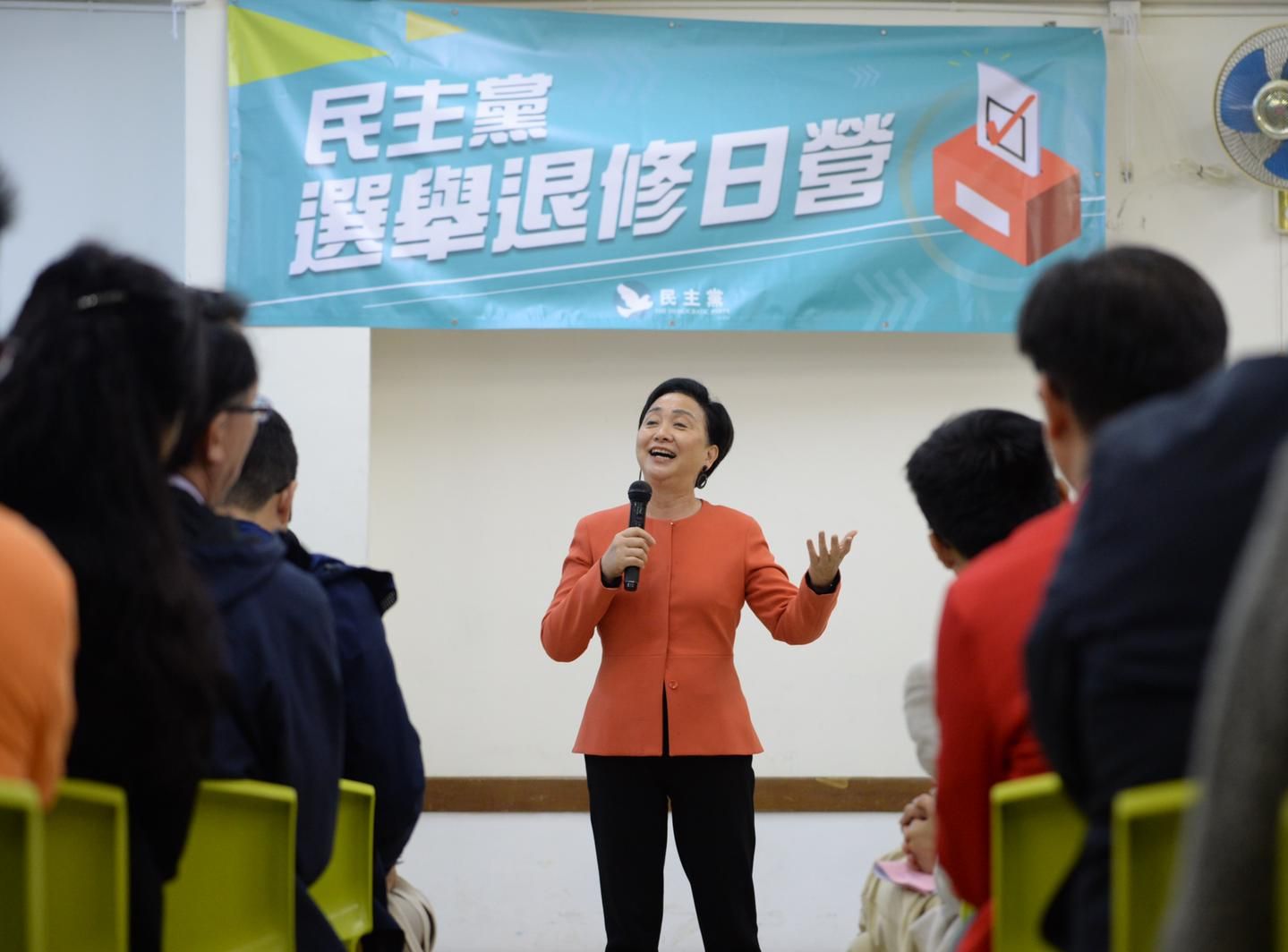 劉慧卿叮囑後輩應準時開會。