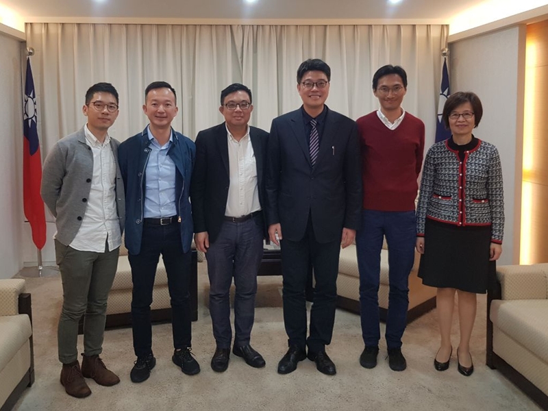 陳志全(左二)、涂謹申(左三)、朱凱廸(右二)、`羅冠聰(左一),與台灣陸委會副主委邱垂正(右三)、陸委會港澳蒙藏處處長杜嘉芬(右一)會面。