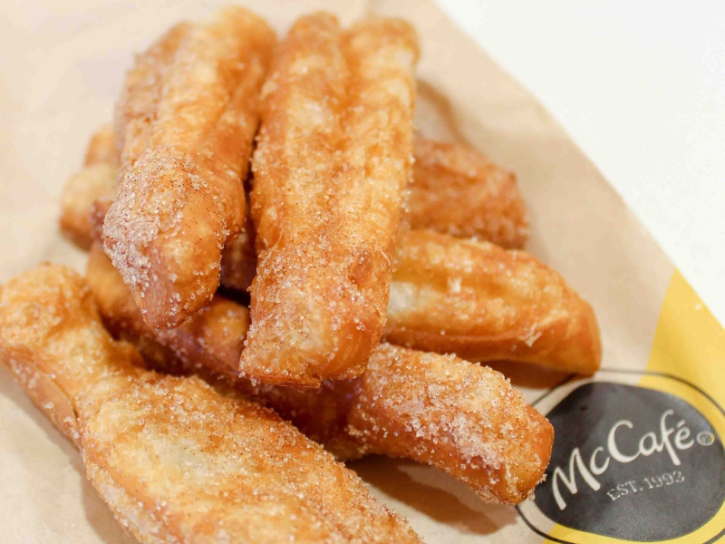 美國麥當勞推出限時供應的早餐小吃「Donut Sticks」似足油炸鬼。(網圖)