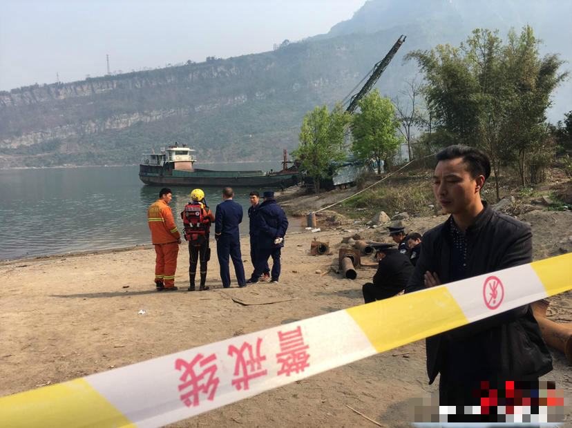 當地政府、海事、公安、消防正在組織施救。微博圖片