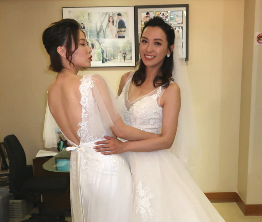 陳煒谷胸穿上婚紗大賣性感;朱晨麗則露背示人。