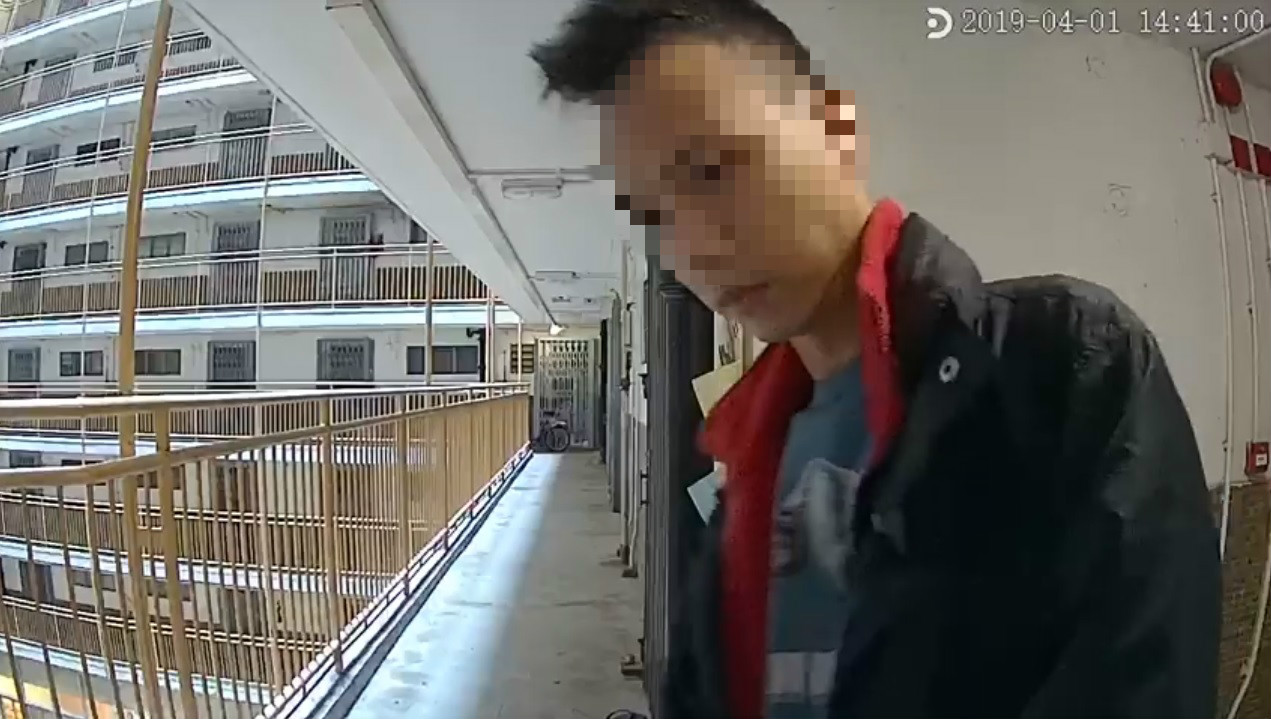 可疑男子於湖景邨湖光樓一個單位撬門。網上圖片