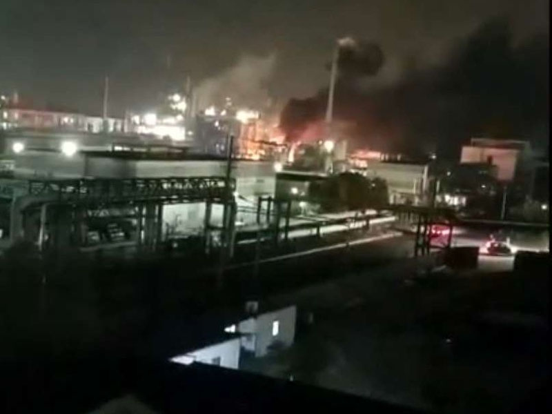化工廠發生爆炸後陷入火海。(網圖)