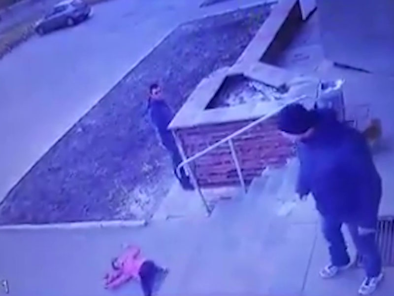 烏克蘭一名父親因子女爭搶超市手推車,拉6歲女跌落樓梯,因此被捕。(網圖)