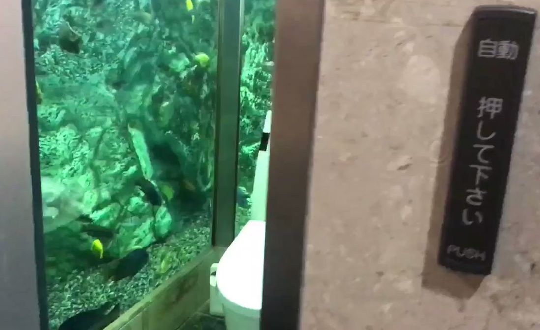 廁門打開時馬桶蓋亦同時會自動掀起再放下。twitter