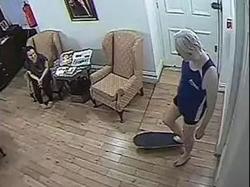 厄國指阿桑奇的怪行令他們難忍,更曝光他在大使館房間內踩滑板的片段。(網圖)
