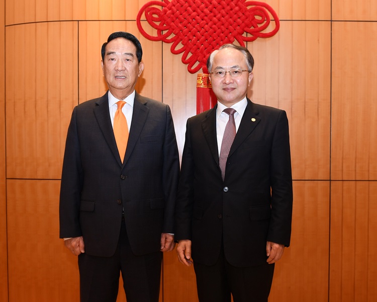 宋楚瑜(左)、王志民(右)。中央政府駐港聯絡辦