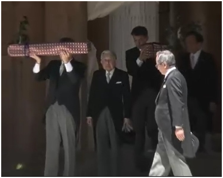 明仁到伊勢神宮侍從手捧歷代天皇所傳承「三種神器」。圖:NHK截圖