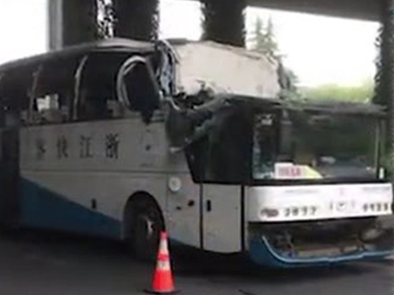 浙江巴士撞橋「削頂」。網上圖片