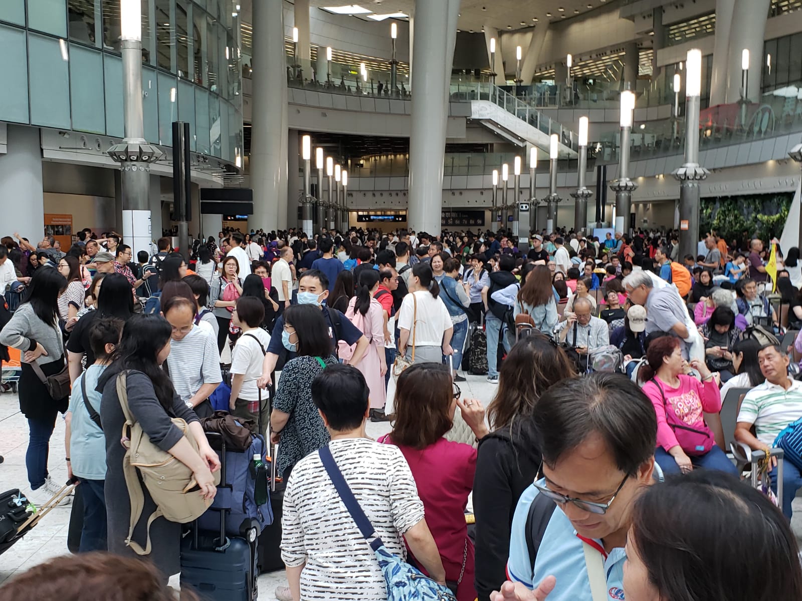 今晚所有往內地高鐵車票已售罄。資料圖片
